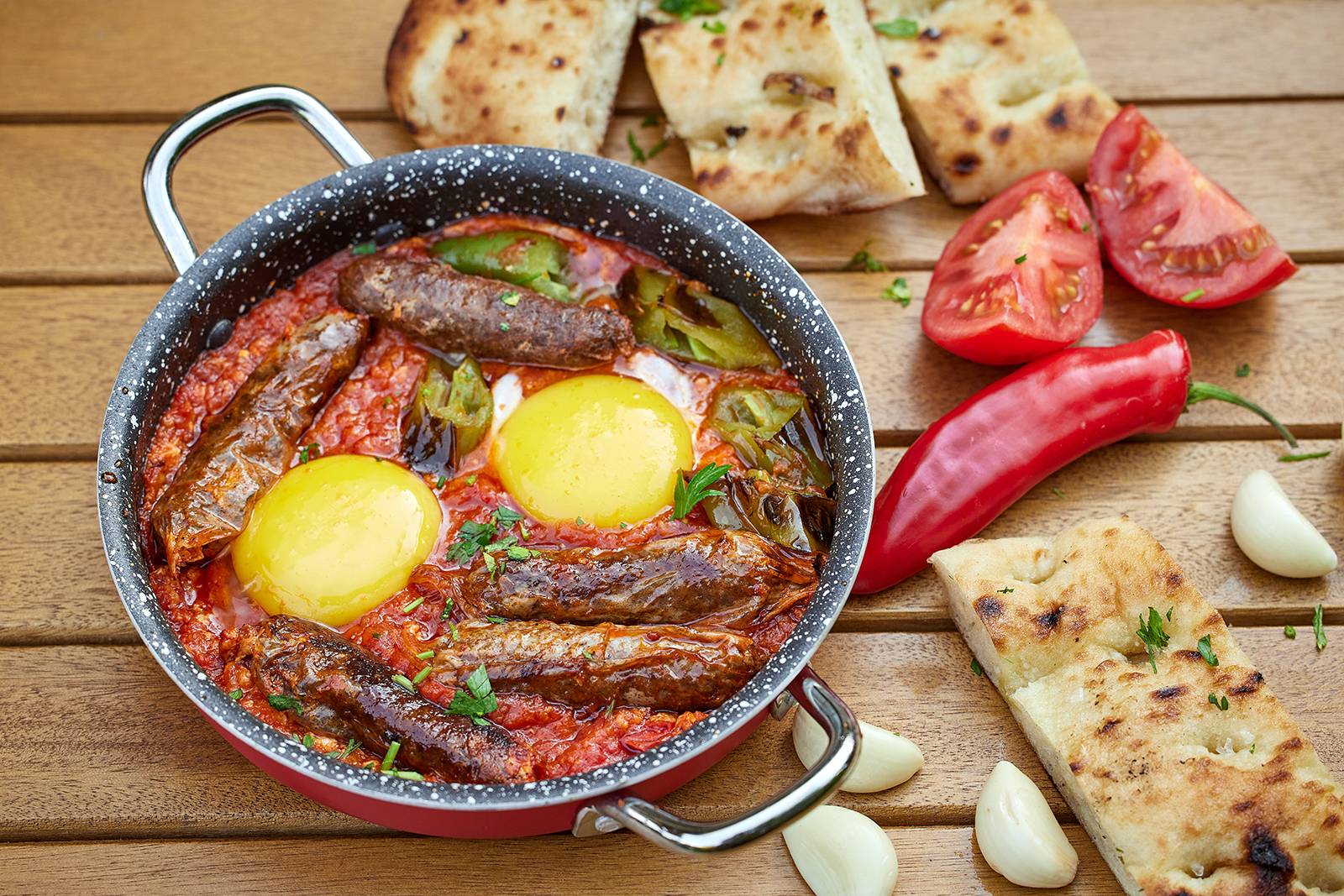 מתכון לשקשוקה עם נקניקיות מרסל